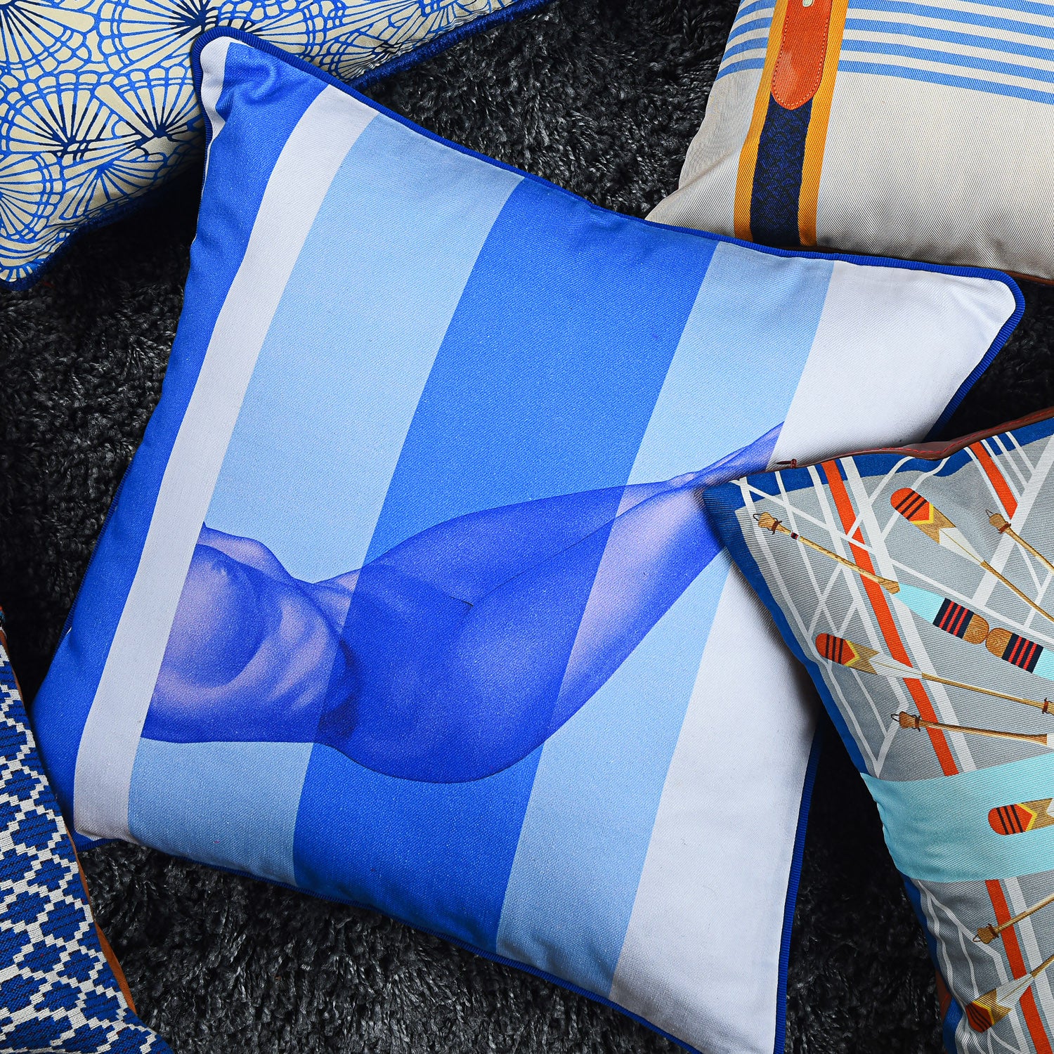 Cotton blue & white reclining nude print cushion - Bivain - 2
