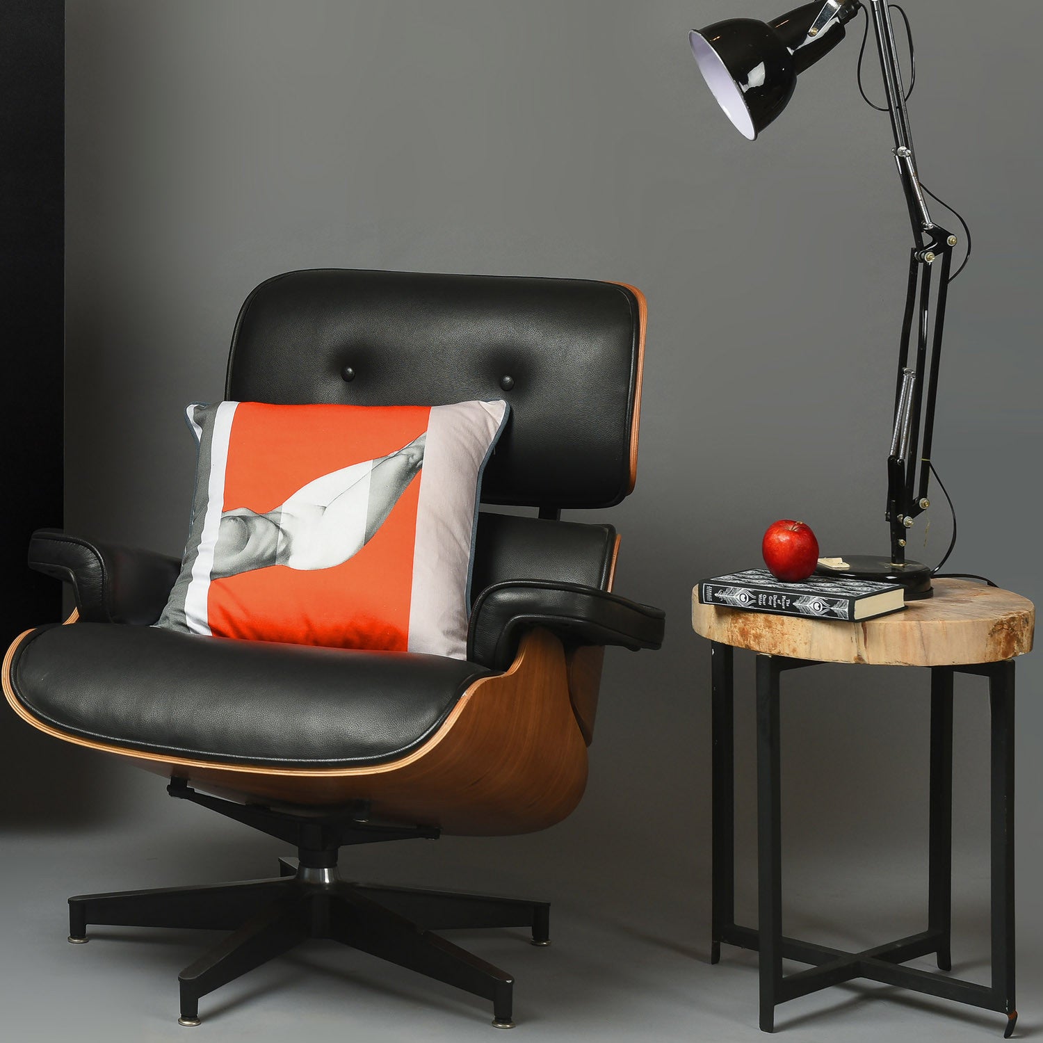 Cotton grey & red reclining nude print cushion - Bivain - 2