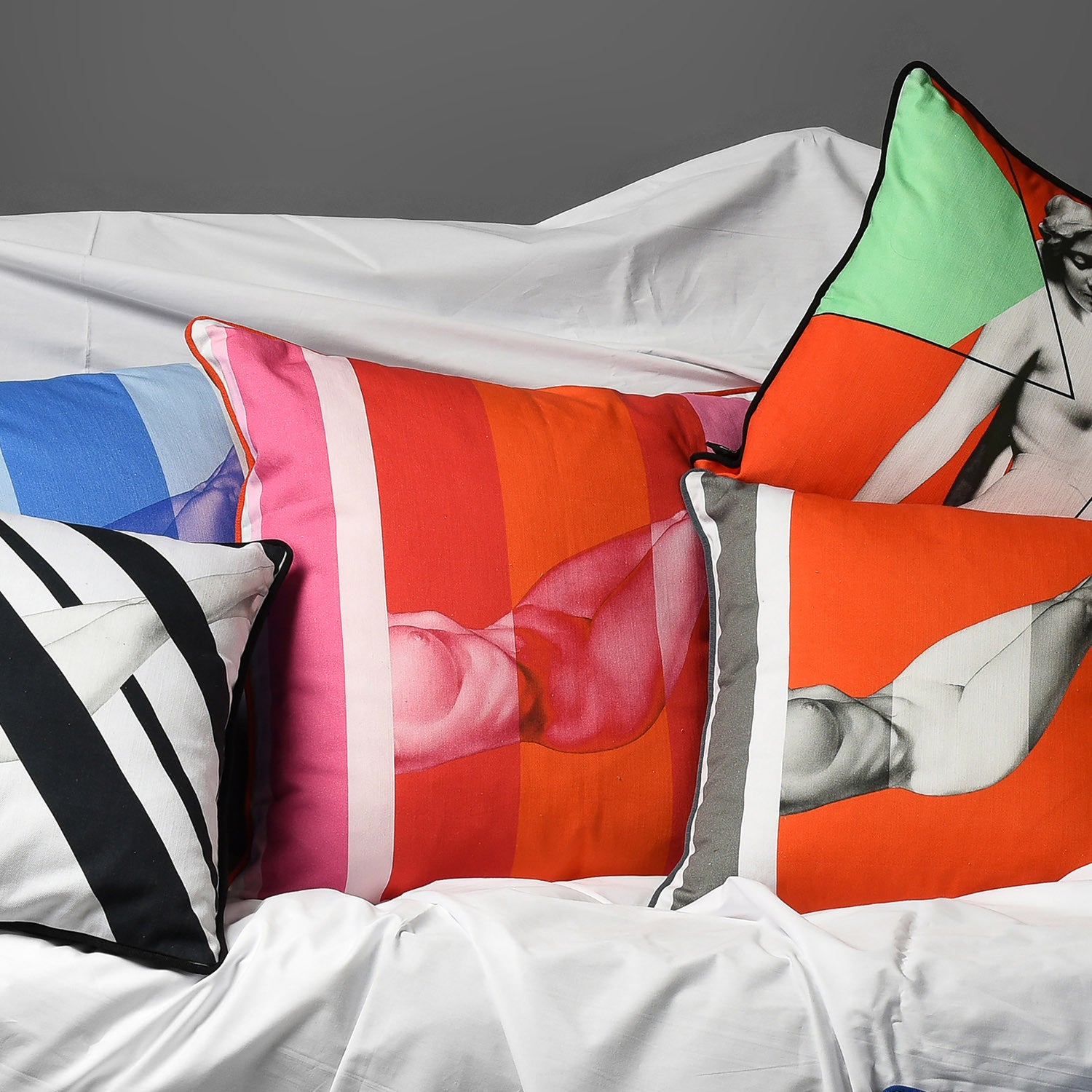 Cotton red & pink reclining nude print cushion - Bivain - 2