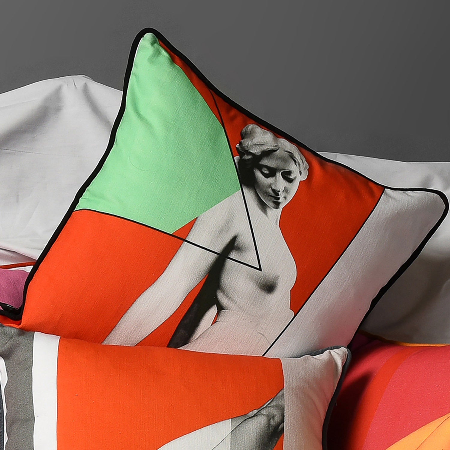 Cotton geometric and statue print red cushion - Bivain - 2